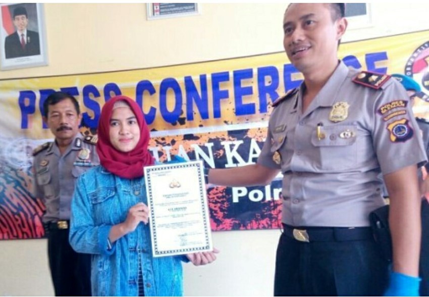 Kejar dan Tabrak Jambret yang Ambil Dompetnya Wanita Ini Dapat Penghargaan dari Polisi