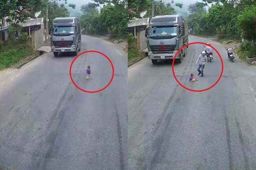 Lari Sendiri ke Tengah Jalan yang Ramai Bocah Kecil ini Hampir Ketabrak Mobil Untung Selamat