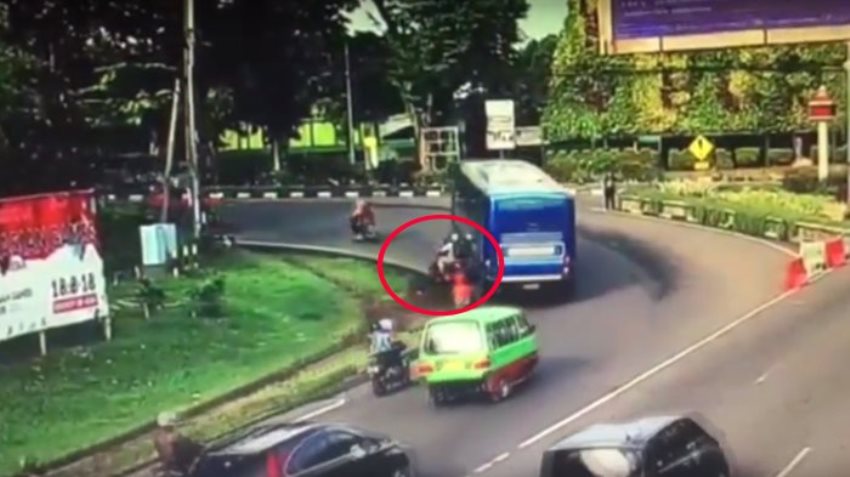 Nyalip dari Kiri Penumpang Ojol ini Tewas Terlindas Bus Netizen Debat Siapa yang Salah