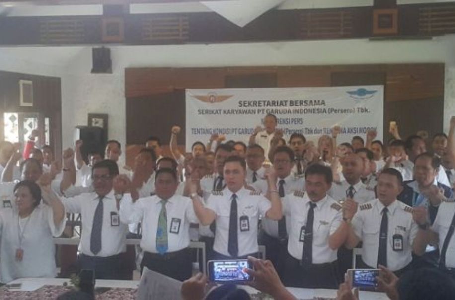 Pilot Garuda Ancam Mogok Saat Lebaran Penumpang Diminta Tenang