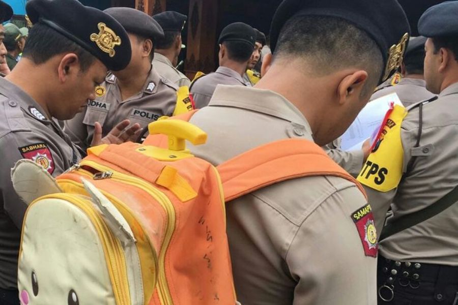Gendong Tas Lucu Saat Ikut Apel Pengamanan Pilkada Polisi Ini Viral di Media Sosial