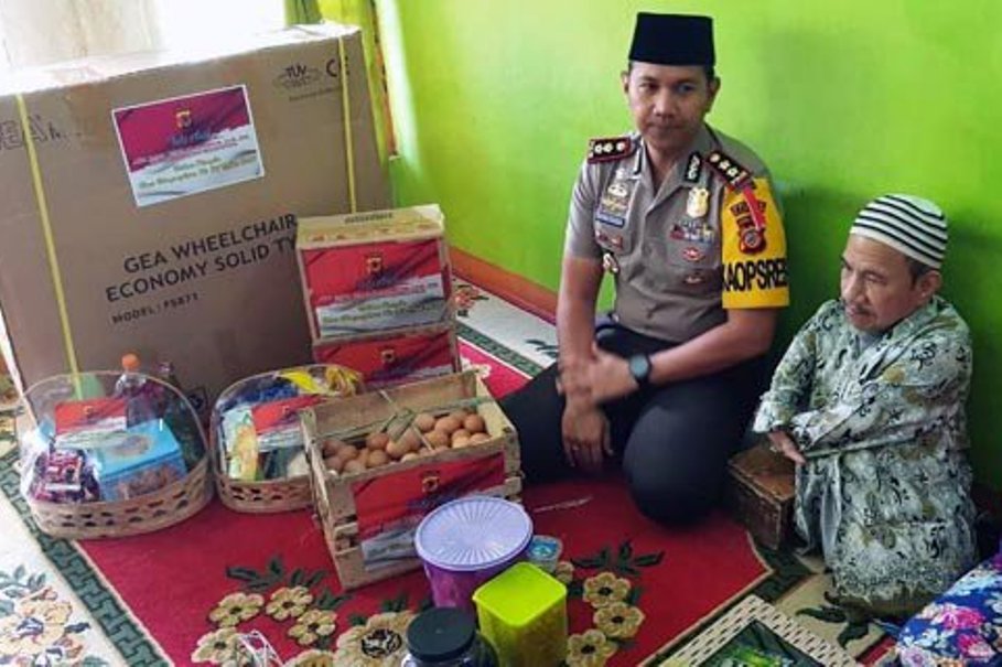 Kapolres Ciamis Bantu Guru Ngaji di Panjalu yang Miliki Keterbatasan Fisik