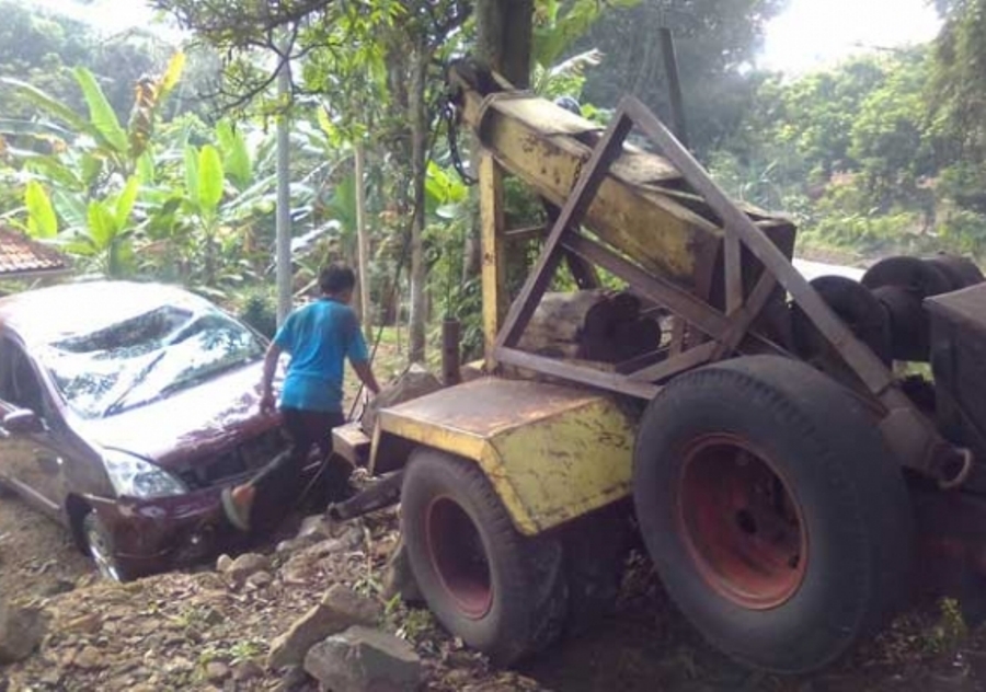 Kecelakaan di Tanjakan Cibeka Ciamis Mobil Berpenumpang 8 Orang Terperosok ke Jurang