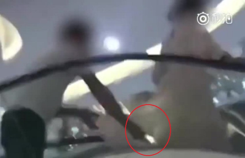 Masukkan ‘Cahaya’ Diam-Diam ke Dalam Rok Wanita, Ternyata yang Dilakukan Pria ini Efeknya Berbahaya Masukkan Cahaya Diam Diam ke Dalam Rok Wanita Ternyata yang Dilakukan Pria ini Efeknya Berbahaya