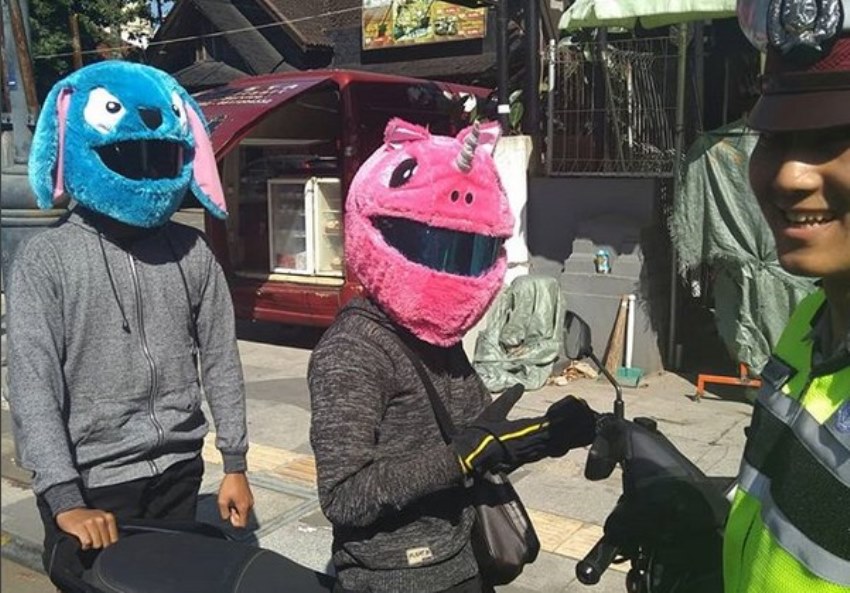 Pakai Helm Unicorn saat Berkendara Dua Remaja di Bandung Diberhentikan Polisi