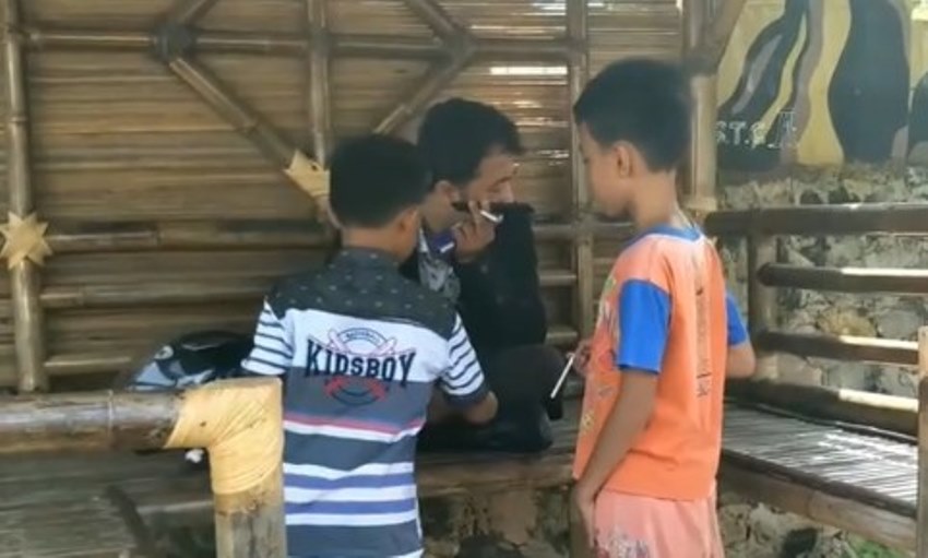 Pergoki Pria Dewasa Ajari Dua Bocah Merokok, Seorang Moto Vlog Lakukan Hal ini, Buang Dek! Pergoki Pria Dewasa Ajari Dua Bocah Merokok Seorang Moto Vlog Lakukan Hal ini Buang Dek