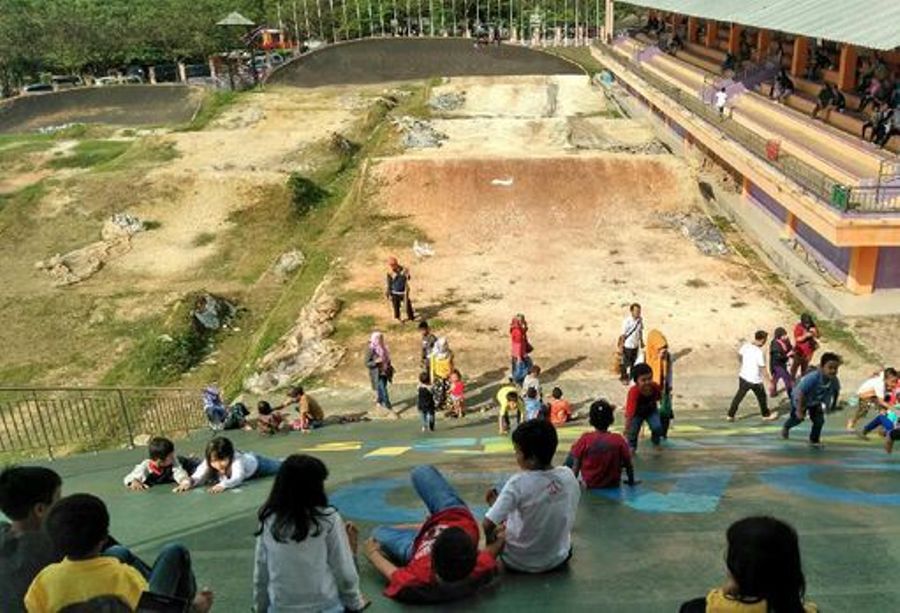 Terbengkalai Sirkuit BMX Ciamis Berubah Jadi Tempat Perosotan