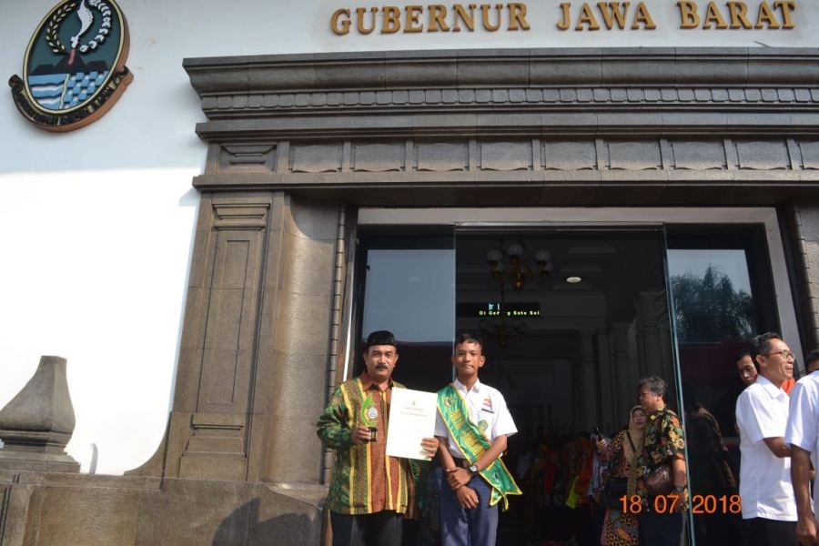 Terima Penghargaan Raksa Prasada MTsN 5 Ciamis Dikukuhkan Sebagai Madrasah Berbudaya Lingkungan Tk. Jawa Barat