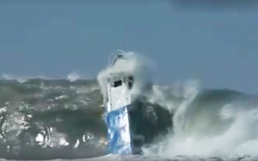 Viral Video Detik Detik Kapal Tenggelam Dihantam Ombak Tinggi di Pantai Sorake