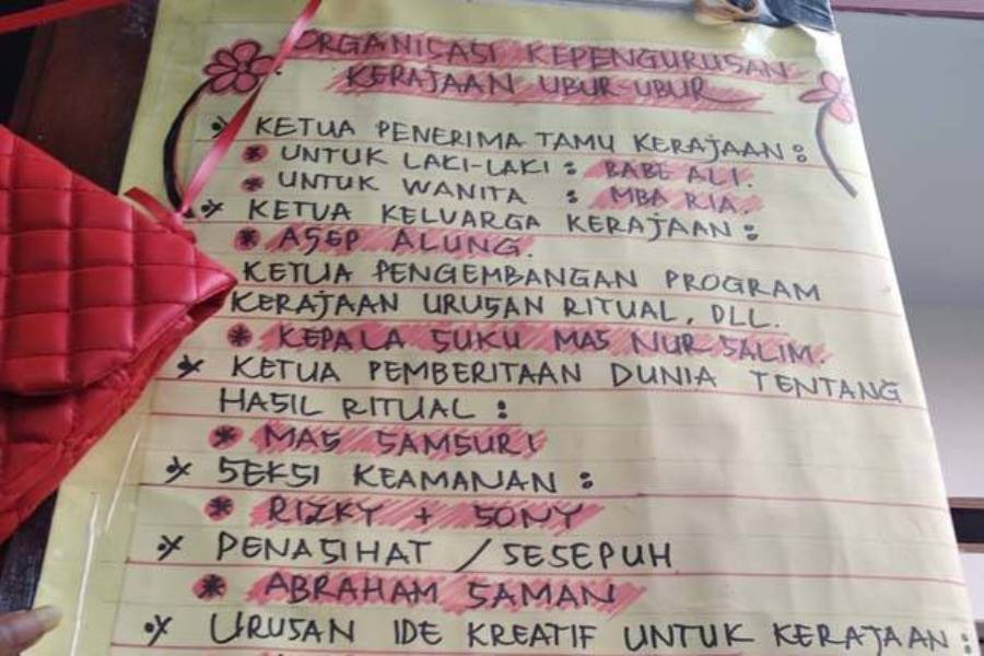 Aparat Evakuasi Anggota Kerajaan Ubur Ubur yang Klaim Bisa Cairkan Harta dengan Zikir dan Nyanyi