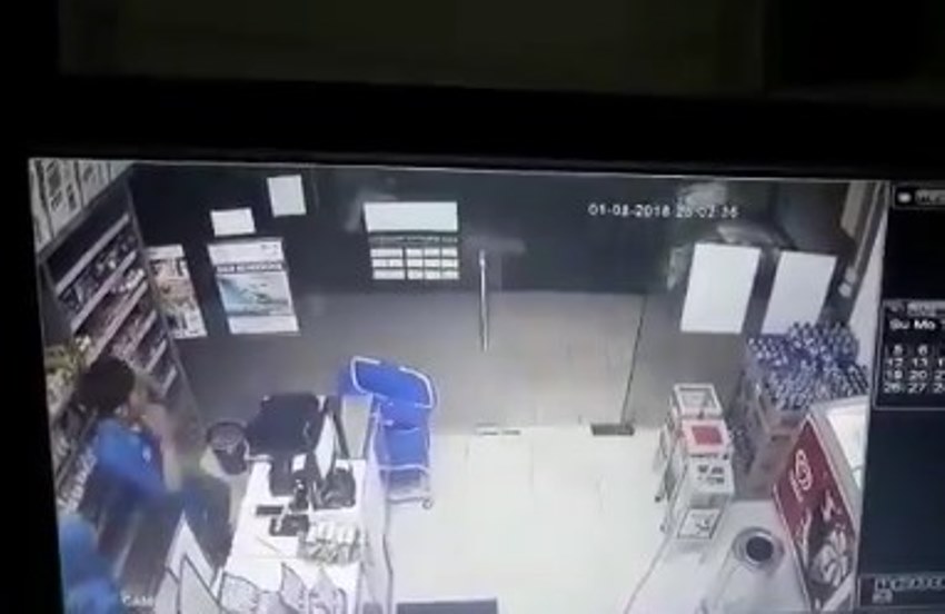 Bikin Bulu Kuduk Berdiri Pintu Kaca Minimarket ini Tiba Tiba Terbanting Hingga Pecah Padahal Gak Ada Angin