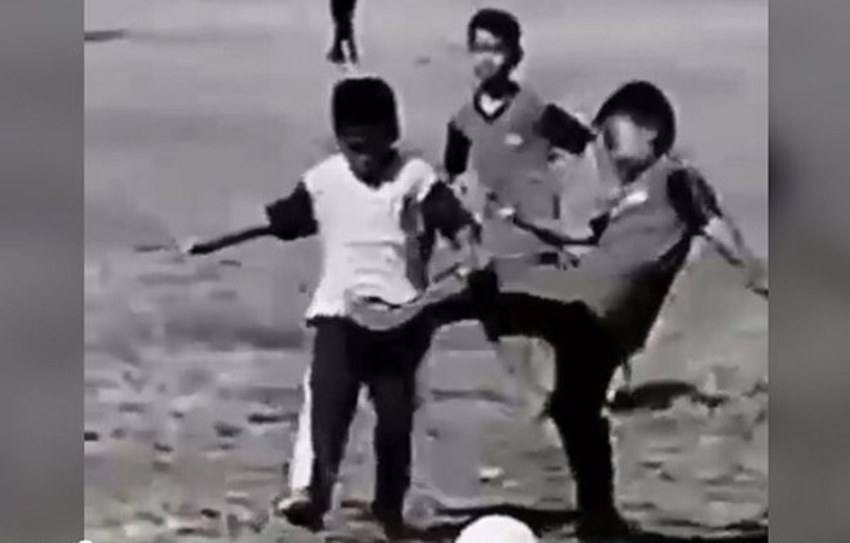 Bikin Ngilu Kantong Menyan Bocah ini Kena Tendang saat Main Bola Sakitnya Gak Kebayang