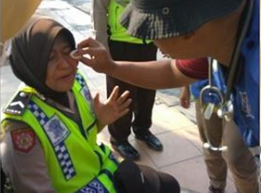Bubarkan Massa Aksi Deklarasi 2019GantiPresiden di Surabaya Polwan Derita Luka Cakar