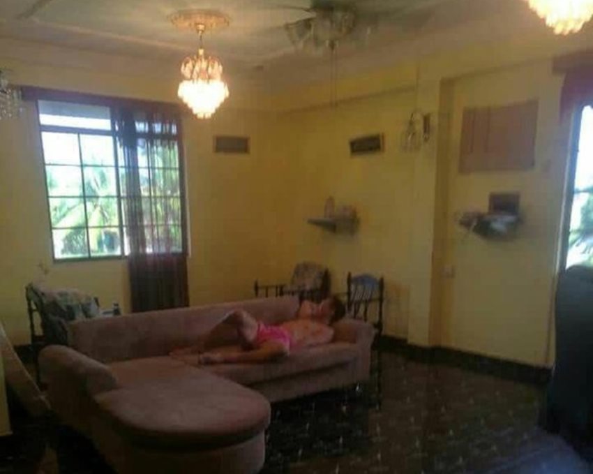 Diduga Kelelahan Usai Mencuri, Maling ini Ketiduran di Sofa Rumah Korbannya Diduga Kelelahan Usai Mencuri Maling ini Ketiduran di Sofa Rumah Korbannya