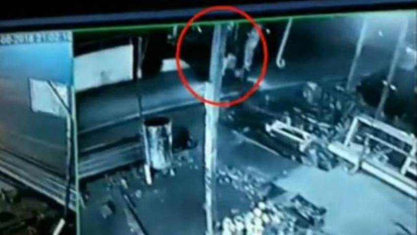 Horor Terekam Kamera CCTV Ada penampakan Pocong di Atas Motor Pengendara Gak Sadar