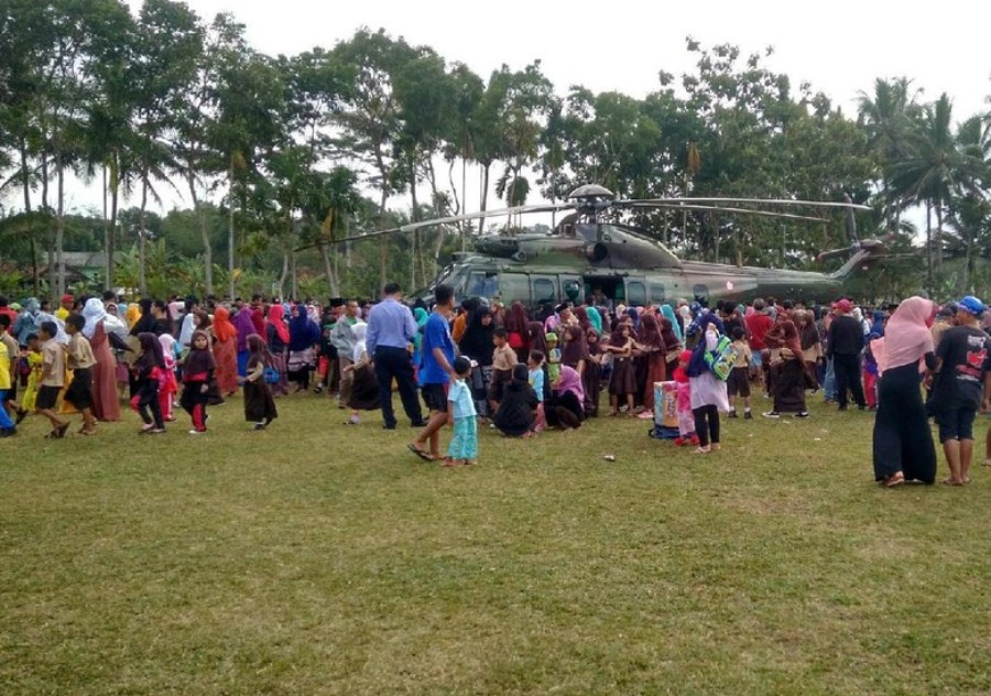 Mendarat di Ciamis Heli Tempur Angkut Menhan Ryamizard Ryacudu Diserbu Warga