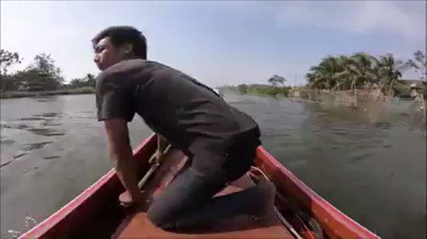 Naiki Perahu Kayu Bermesin Truk Aksi Nelayan ini Bikin Takjub Ngalahin Pembalap F1