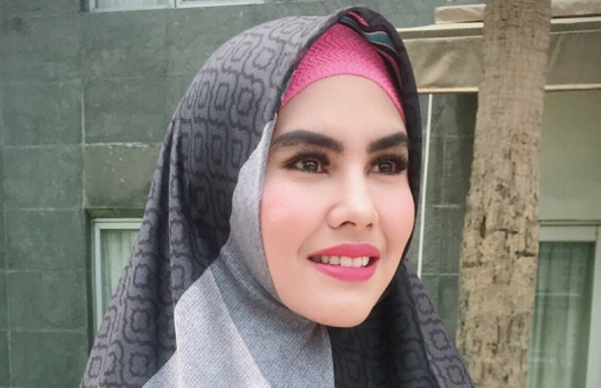 Posting Foto Genggam Tangan Pria dan Tulis ALhamdulillah Halal Kartika Putri Menikah