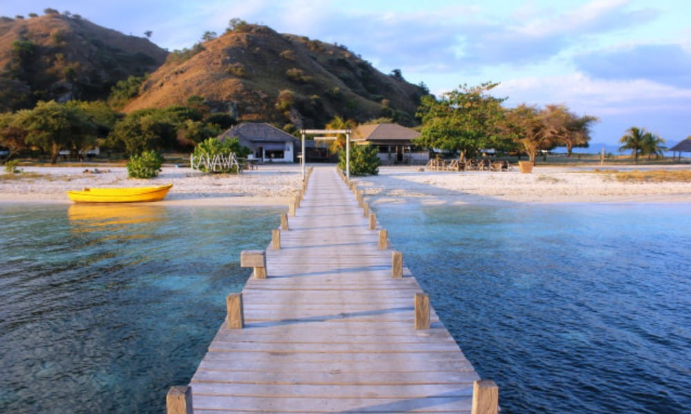 Pulau Kanawa, Surga Kecil dengan Perairan Sejernih Cermin di Labuan Bajo