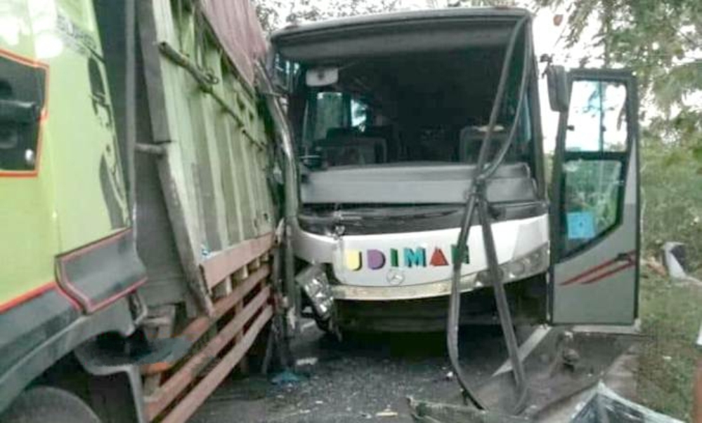 Tabrakan Beruntun di Pangandaran 1 Bus Rusak Parah