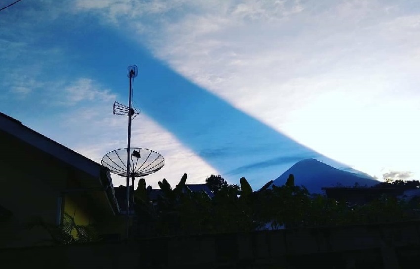 Viral Video Cahaya Matahari Terbelah di Atas Langit Gunung Sindoro Netizen Takjub