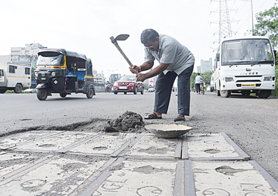 Anaknya Tewas karena Kecelakaan Pria ini Tambal 600 Jalan Berlubang di Mumbai