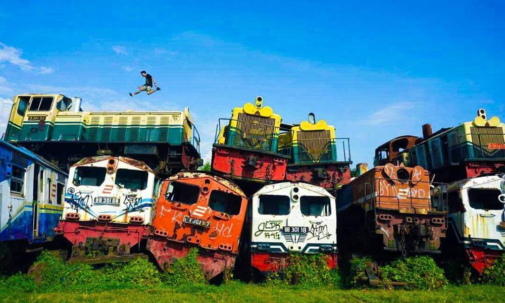 Berburu Foto Instagramable di Tumpukan Kereta Bekas di Stasiun Sidotopo