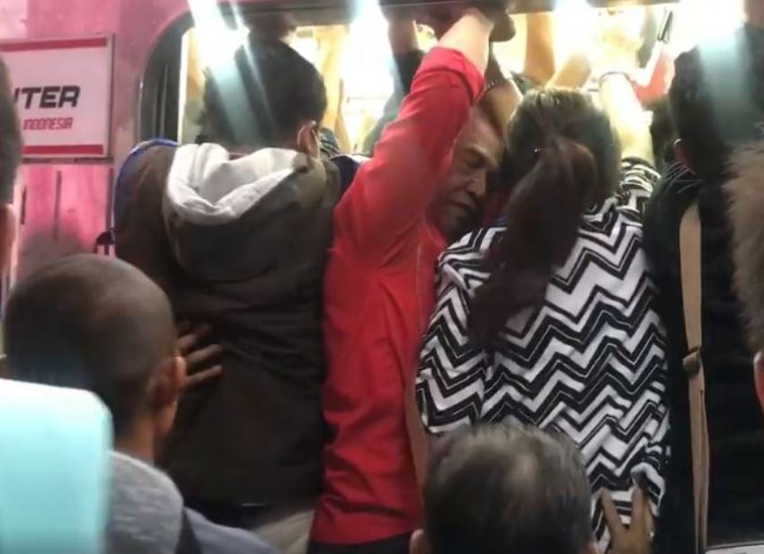 Desak Desakkan di Gerbong KRL Bapak ini Terekam Dorong Bokong Wanita Videonya Viral