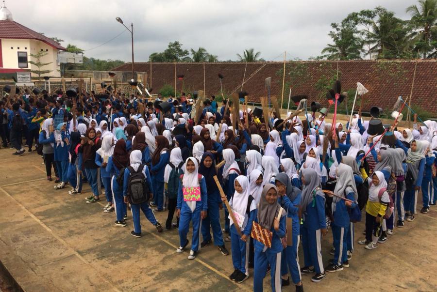 Meriahkan Muharram 1440 H MTsN 5 Ciamis Bersih Bersih Masjid dan Santuni Anak Yatim