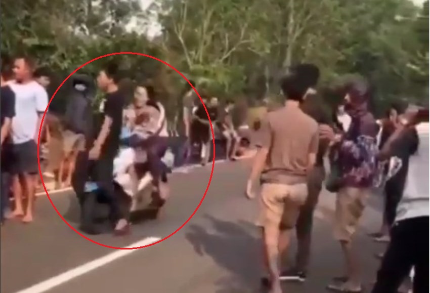 Nyebrang Jalan Gak Lihat Lihat Pria ini Ketabrak Pengendara Wanita Endingnya Bikin Ngakak