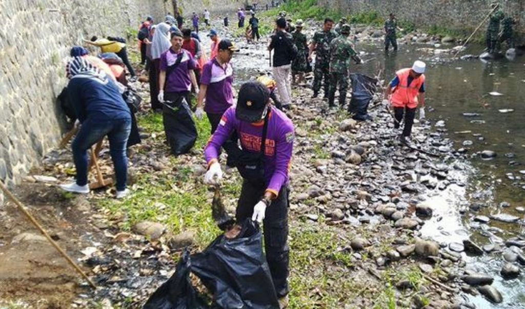 Peringati World Clean Up Day Warga Ciamis Bersihkan Sungai Cileueur dari Sampah