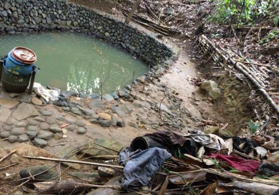 Ritual Lempar Celana Dalam di Kolam Cikawali Ciamis Dipercaya Bisa Membuat Wanita Cantik