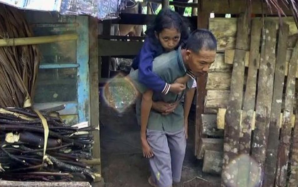 Satu Keluarga di Pekalongan Tinggal di Kandang Kerbau Begini Kondisinya