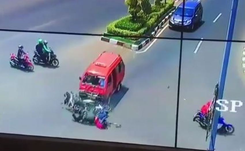 Terobos Lampu Merah Angkot ini Tabrak 2 Pengendara Motor di Perempatan Bekasi