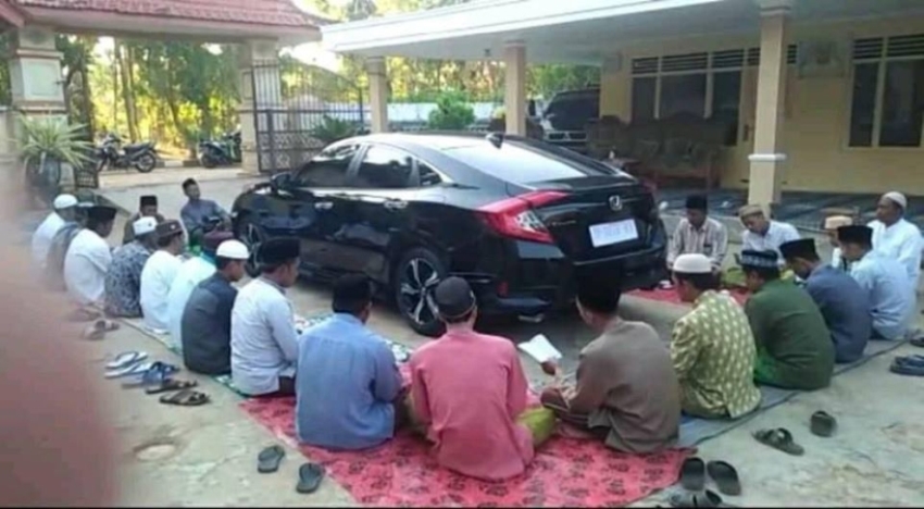 Viral Foto Sejumlah Pria Kelilingi Mobil Baru untuk Didoakan Netizen Sebut itu Lebay