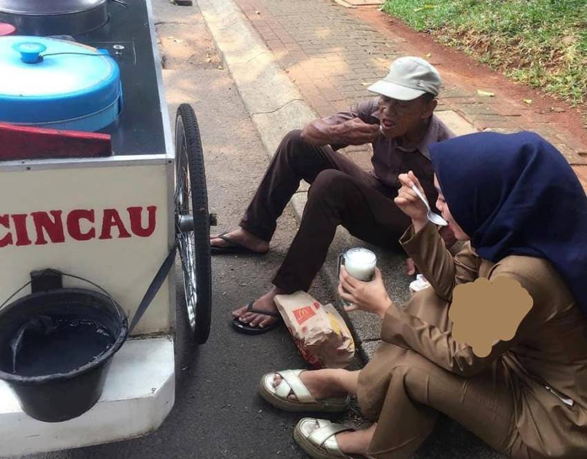 Beri Sekotak Nasi pada Bapak Penjual Cincau dan Makan Bareng di Pinggir Jalan Aksi Wanita PNS ini Bikin Salut