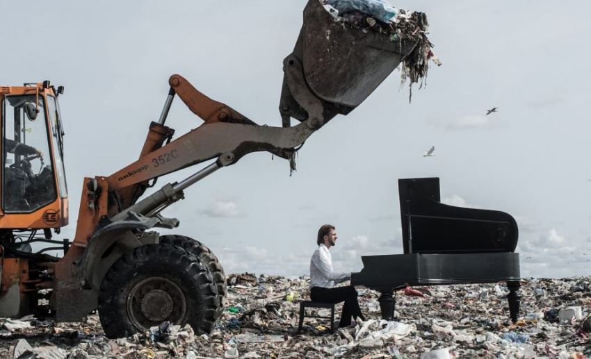 Buat Video Klip di Tempat Pembuangan Sampah Alasan Pianis ini Bikin Kagum