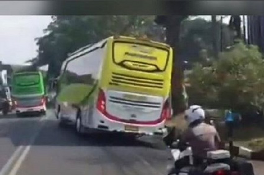 Bus di Bandung ini Melaju Zig Zag Seperti dalam Film Penumpang Bersyukur Diselamatkan Polisi