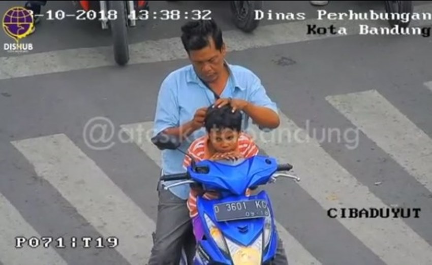 Ditegur Petugas CCTV Karena Bonceng Anak Tak Pakai Helm Bapak ini Malah Asyik Nyari Kutu