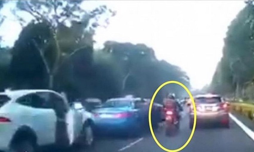 Gara-Gara Sopir Taksi Buka Pintu Sembarangan di Tengah Jalan, Dua Pengendara Motor ini Terlibat Tabrakan Gara Gara Sopir Taksi Buka Pintu Sembarangan di Tengah Jalan Dua Pengendara Motor ini Terlibat Tabrakan