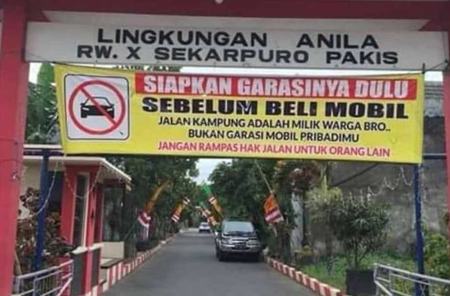 Isinya Menohok Pemilik Kendaraan, Spanduk Gapura Perumahan di Malang Ini Viral Isinya Menohok Pemilik Kendaraan Spanduk Gapura Perumahan di Malang Ini Viral