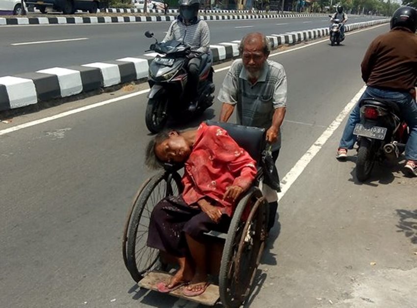 Jalan Jauh Dorong Kursi Roda Kisah Kakek 71 Tahun Antar Istri Terapi Ginjal ini Viral