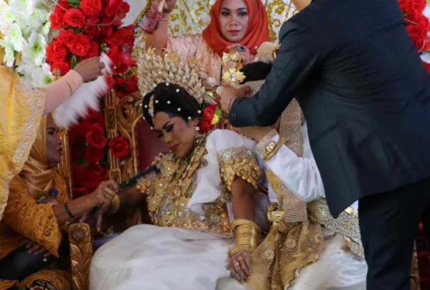 Menikah Hari ini Evi Masamba Ambruk di Pangkuan Suami saat Resepsi