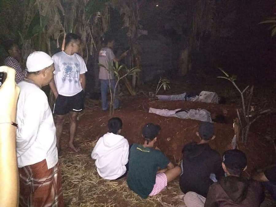 Prank Pocong Bikin Takut Warga Dua Pemuda di Depok Dihukum Tidur di Kuburan