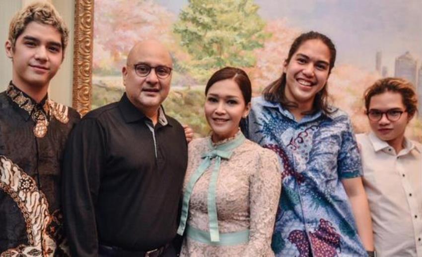 Resmi Jadi Istri Irwan Mussry Maia Estianty Pamer Foto Bareng Suami dan Ketiga Putranya