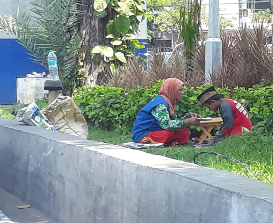 Sembari Cari Sesuap Nasi Ibu Penjual Koran Ajari Anak Mengaji di Pinggir Jalan Subhanallah