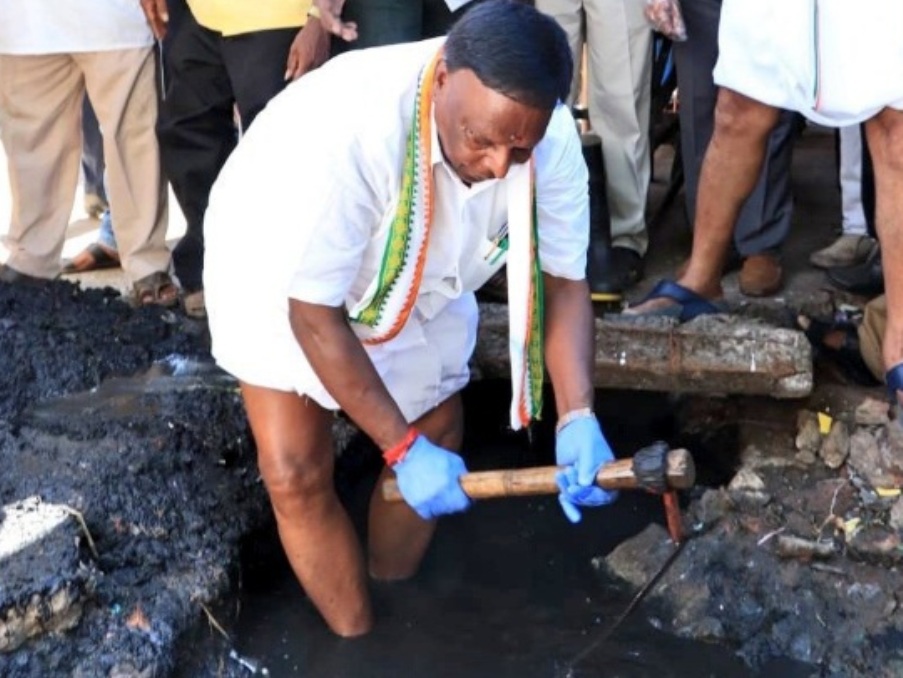 Video Viral Menteri Velu Narayanasamy Bersihkan Selokan Kotor Penuh Sampah Sendirian
