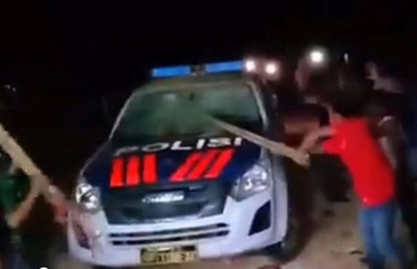 Viral Video Warga Ngamuk dan Bakar 7 Kendaraan Milik Polisi Gara Gara Dilarang Joged