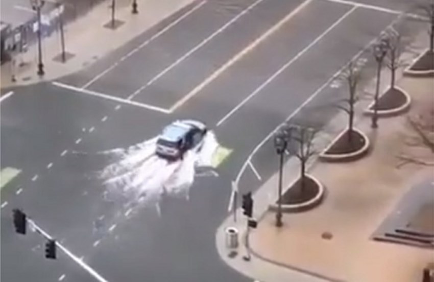 Airnya Sangat Bersih Video Jalanan Banjir ini Viral Mobil Lewat Kayak Perahu
