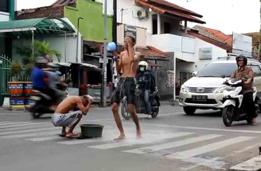 Aksi 2 Pemuda Mandi di Tengah Jalan Bikin Geger Polisi Panggil Pembuat dan Pengunggah Video